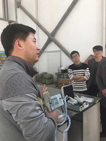 竞道任务职员为大师讲授光合感化测定仪